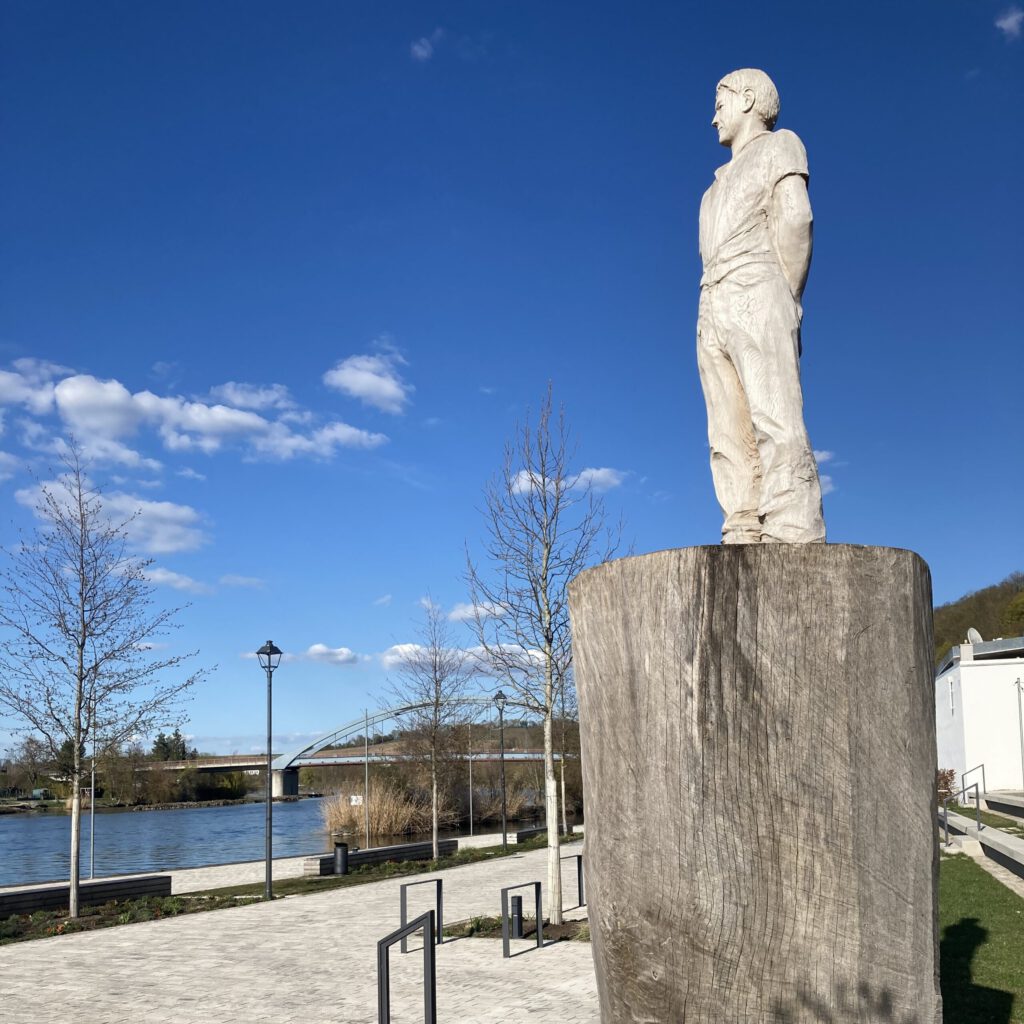 Die Holzskulptur von Stephan Gruber steht auf der Marktbreiter Mainlände
